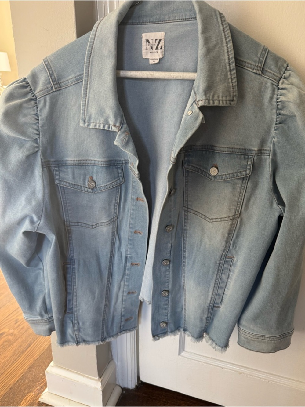 EUC Nic & Zoe NZ Women’s Light Blue Denim Faded Jacket with frayed bottom